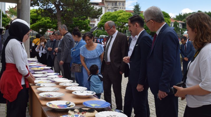 Şehit Ömer Halisdemir Anadolu Lisesi yılsonu sergisi açıldı